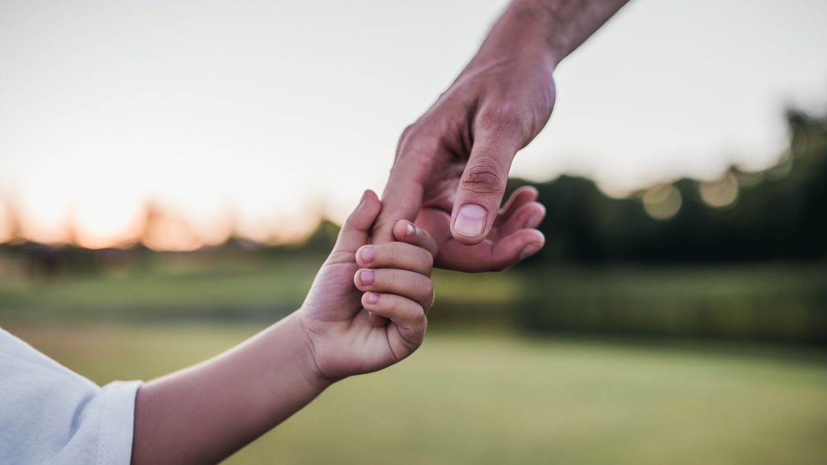 10-year-old twins in Taiwan spend night beside deceased father, thinking he was asleep