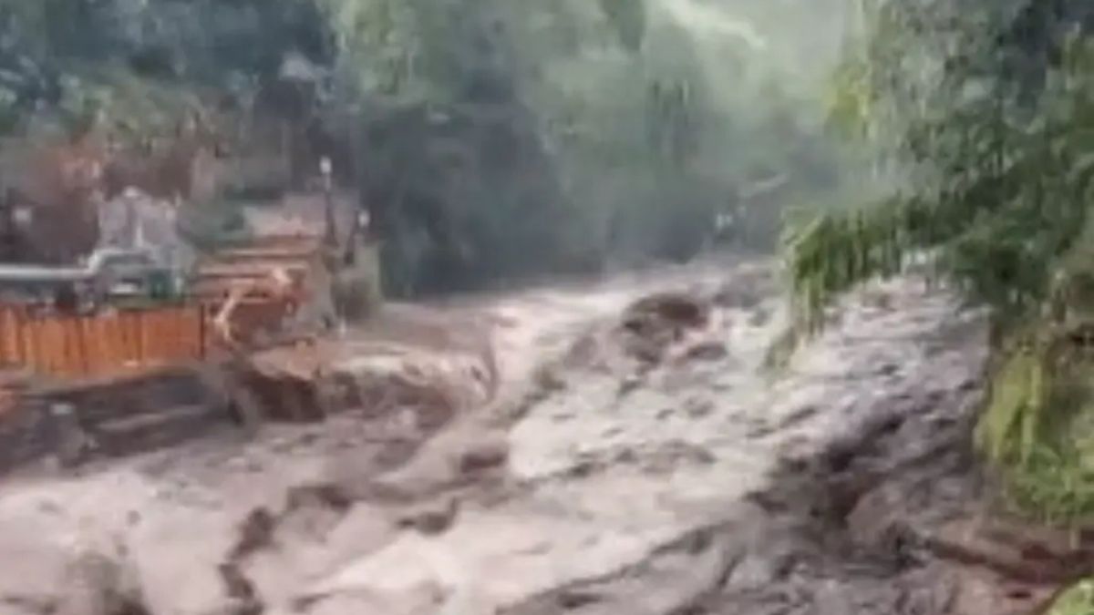 Flash flood damages Guci hot springs in Central Java; deforestation under scrutiny