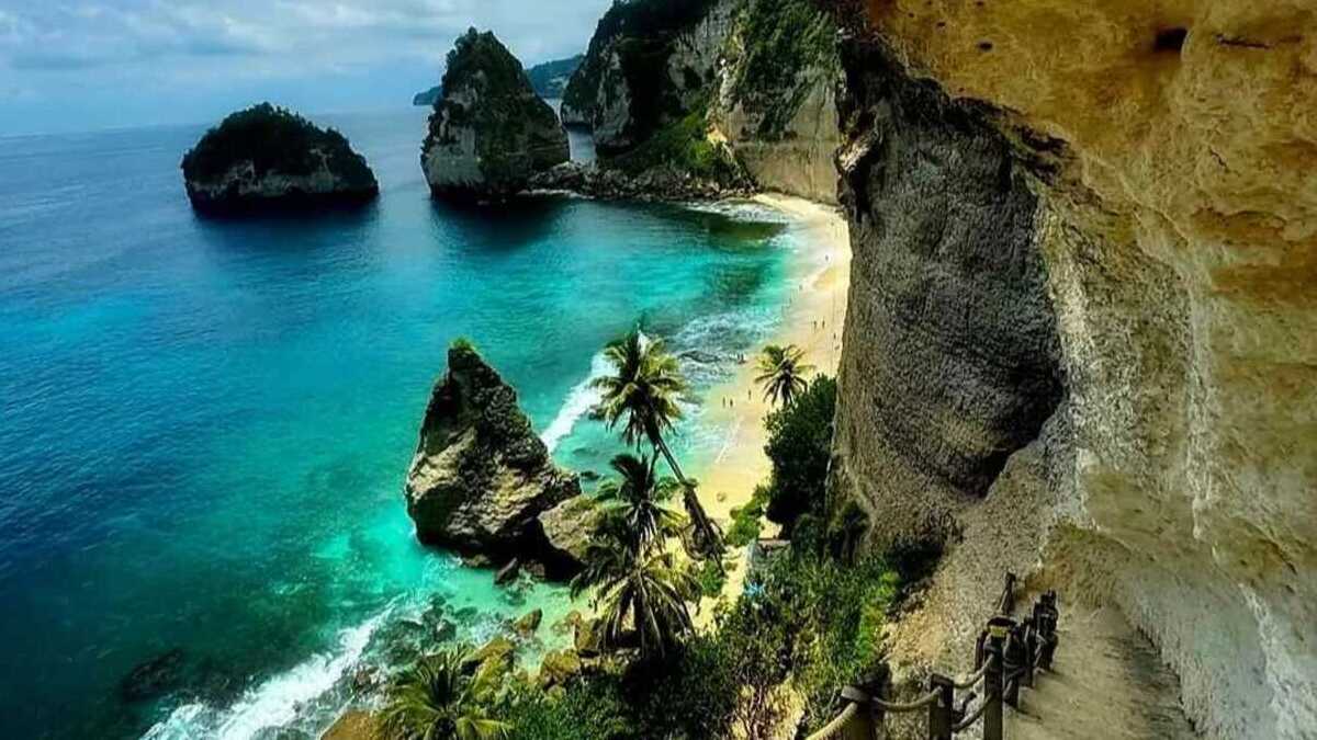 Bali pushes ahead with plan to ban private beaches and restore full public access to the coastline