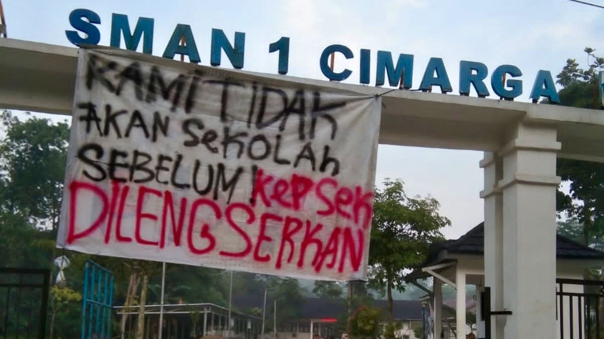 Indonesian students stage mass protest after alleged assault by school head