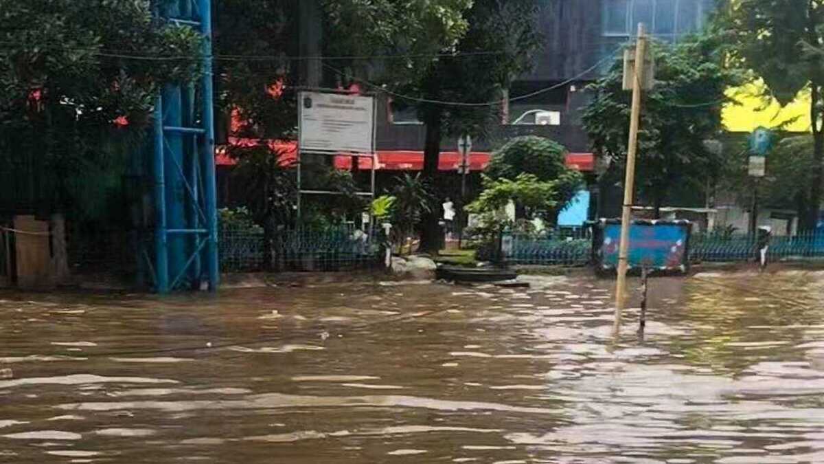 Floods disrupt rail services across Indonesia’s Java, forcing cancellations in Jakarta and Central Java