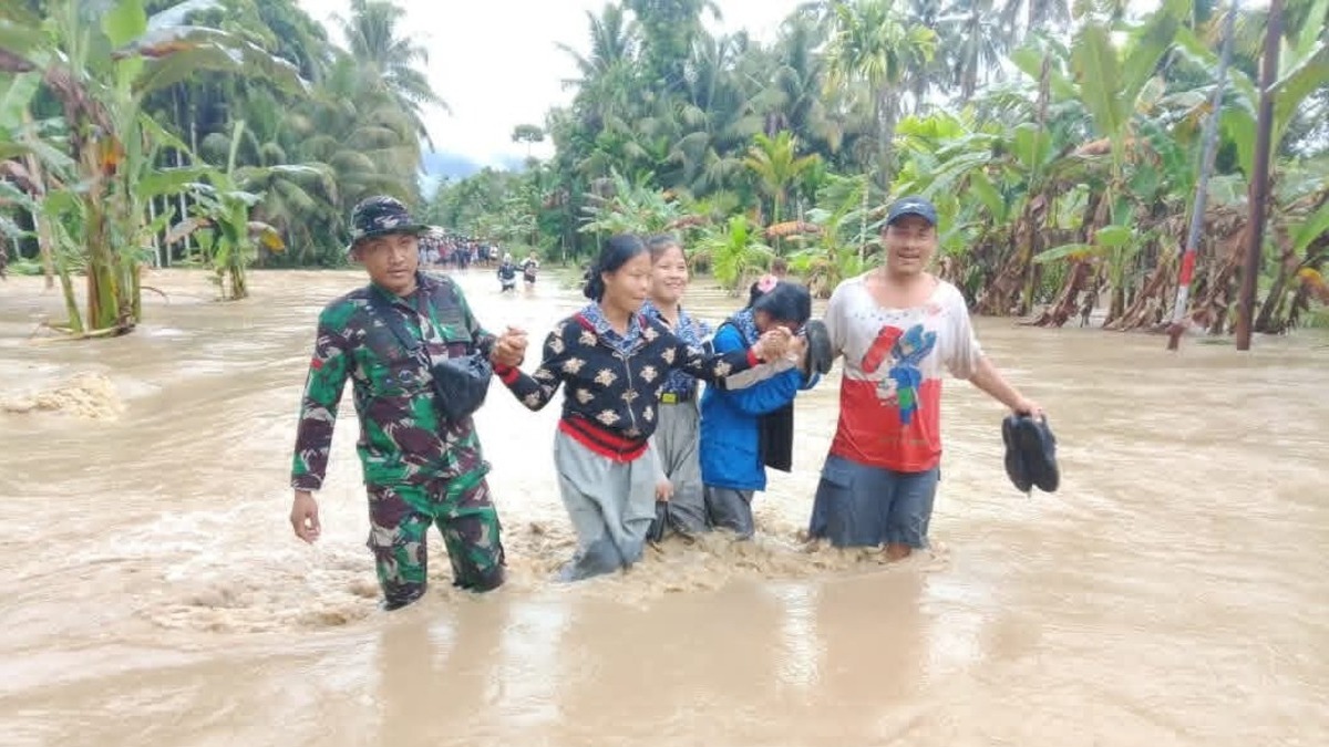 Heavy rains trigger major floods and landslides in South Nias, Sumatra