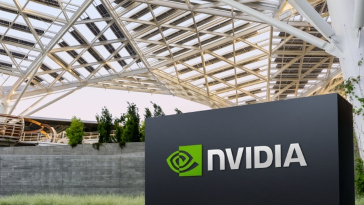 US lawmakers call for broader chip equipment export curbs on China over security risks