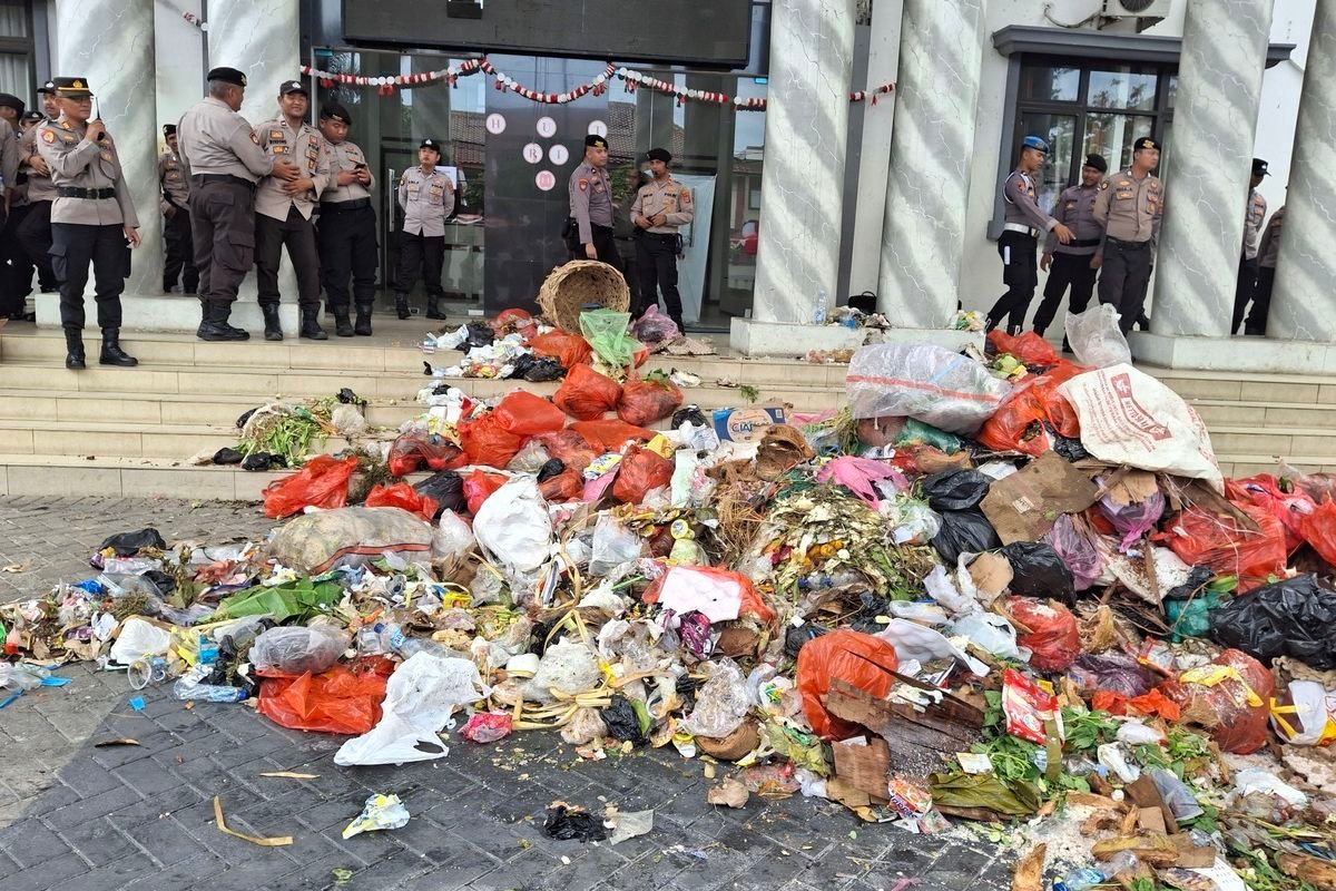 Residents dump truckloads of garbage in front of the Regent’s office, forcing to cancel waste deal