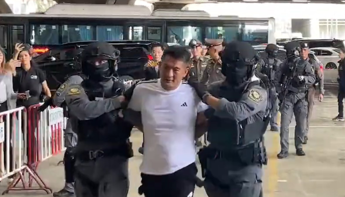 She Zhijiang escorted to Bangkok airport for extradition from Thailand to China