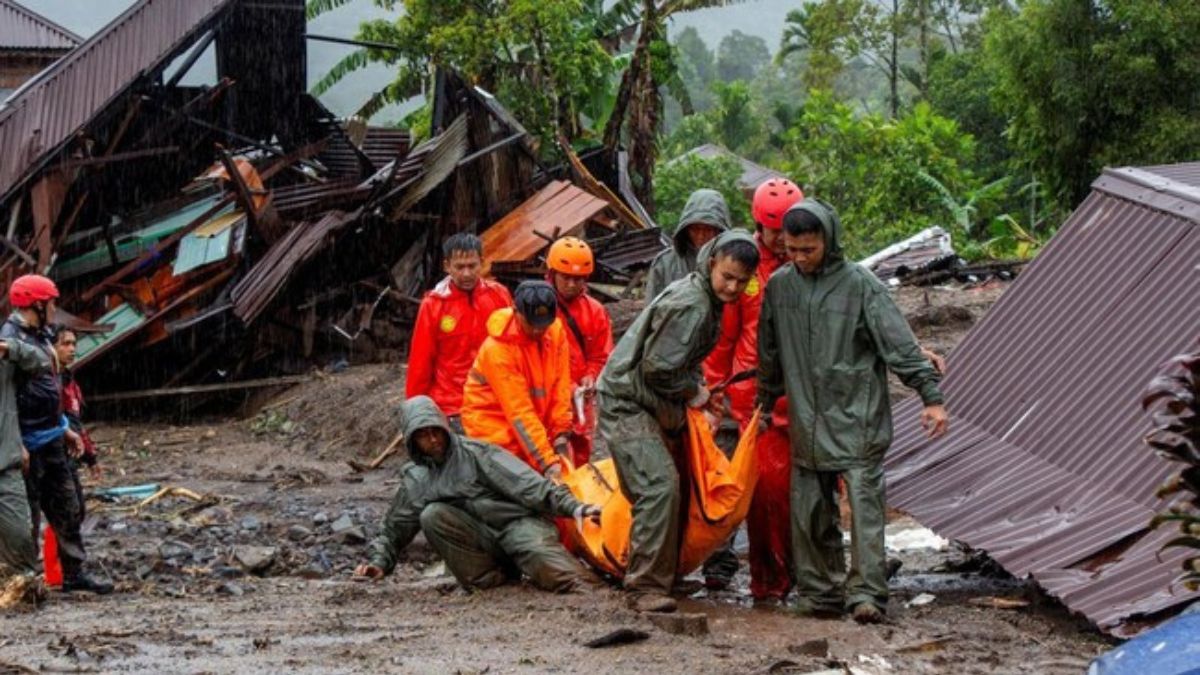 Calls grow for President Prabowo to declare national disaster status as Sumatra flood toll rises to 800