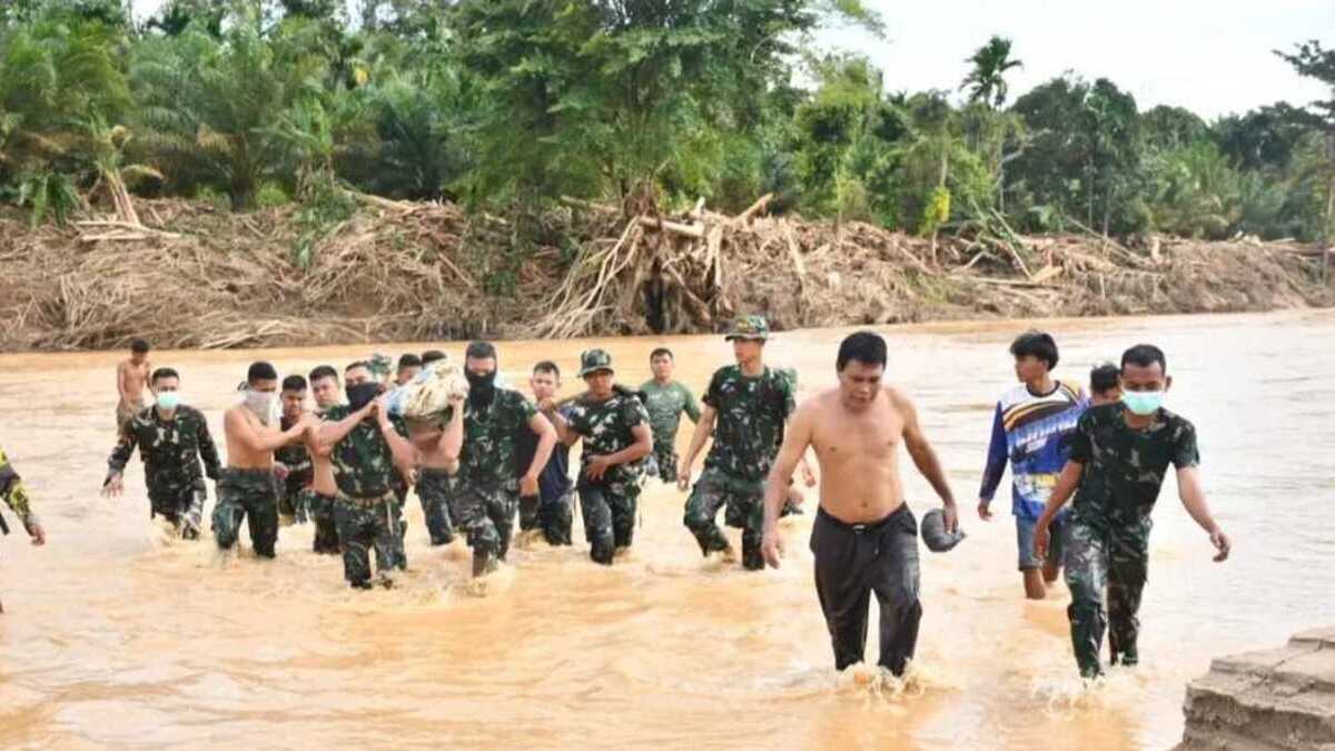 Indonesia flood and landslide toll rises to 604 as rescue teams race to reach isolated communities