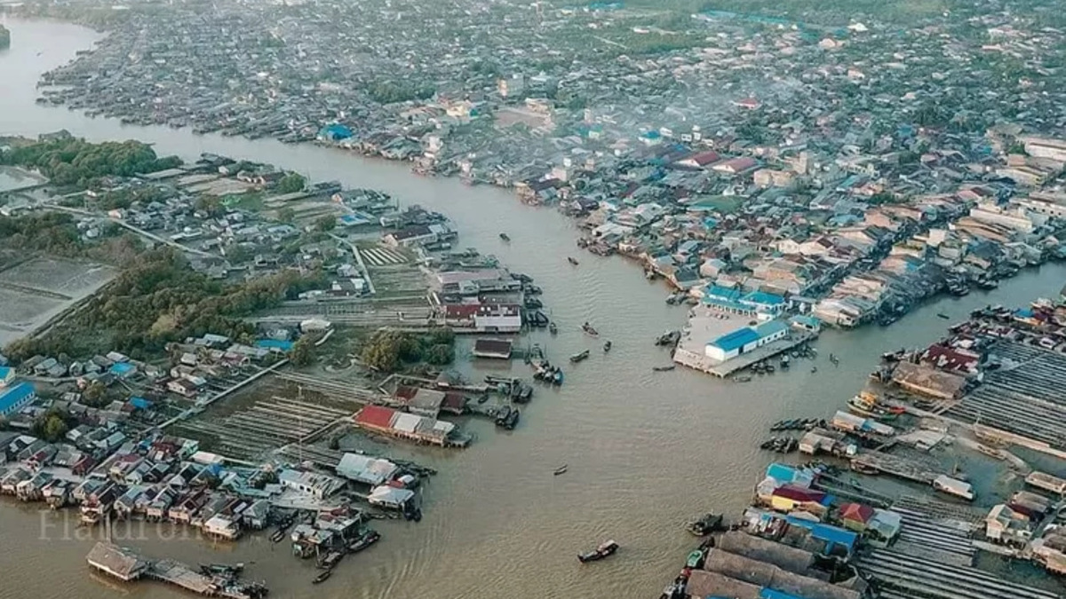 Two fishing vessels capsize in North Sumatra, one dead, six missing