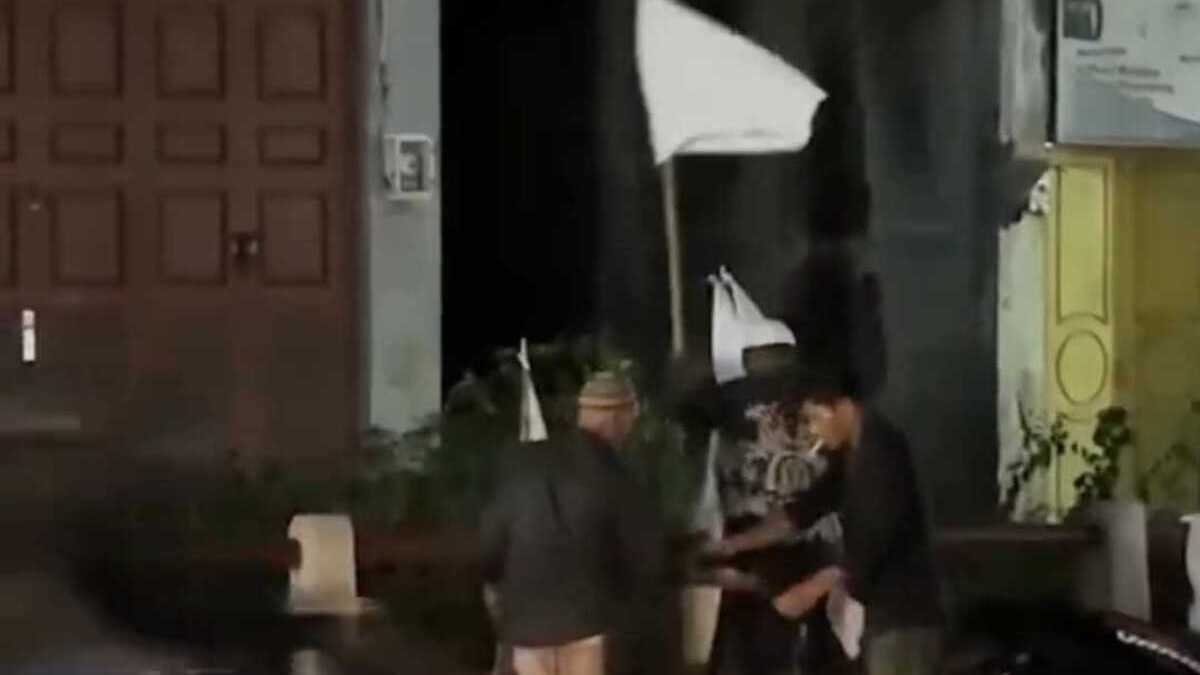 White flags raised in Aceh Tamiang as flood-hit residents signal desperation