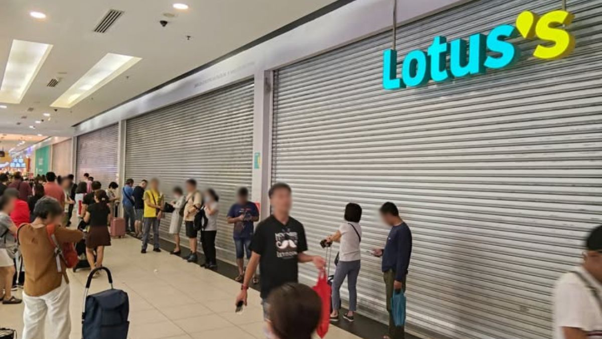Singaporeans seen queuing outside Johor Bahru supermarket, netizens cite cheaper prices